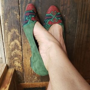 VTG Suede Pumps - Forest green suede pumps with wine colored design accents